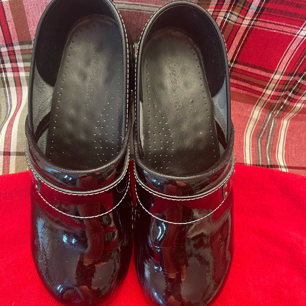 Sanita Koi Size 42 Patent Leather Clogs